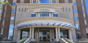 Fachada del Tribunal de Distrito 257th del Condado de Harris en Houston, Texas, con escaleras de acceso y detalles arquitectónicos destacados.
