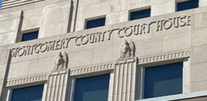 Fachada del Tribunal del Condado de Montgomery con inscripción "Montgomery County Courthouse" y detalles arquitectónicos destacados, relevante para el contexto legal y de asesoría familiar en el sitio de Bryan Fagan Law Office.