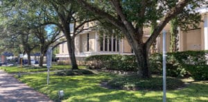 Edificio del Tribunal de Distrito 418th en Montgomery County, Texas, rodeado de árboles y áreas verdes.