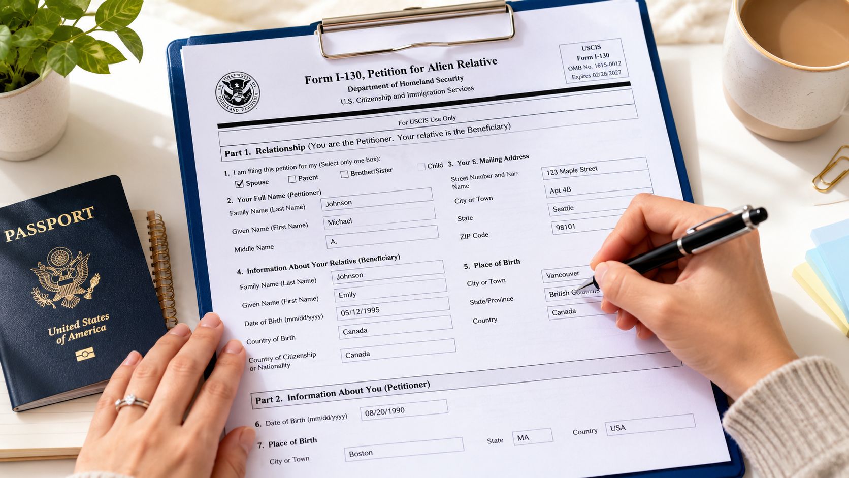 Una persona completando a mano el formulario I-130 de inmigración de los Estados Unidos sobre un escritorio.